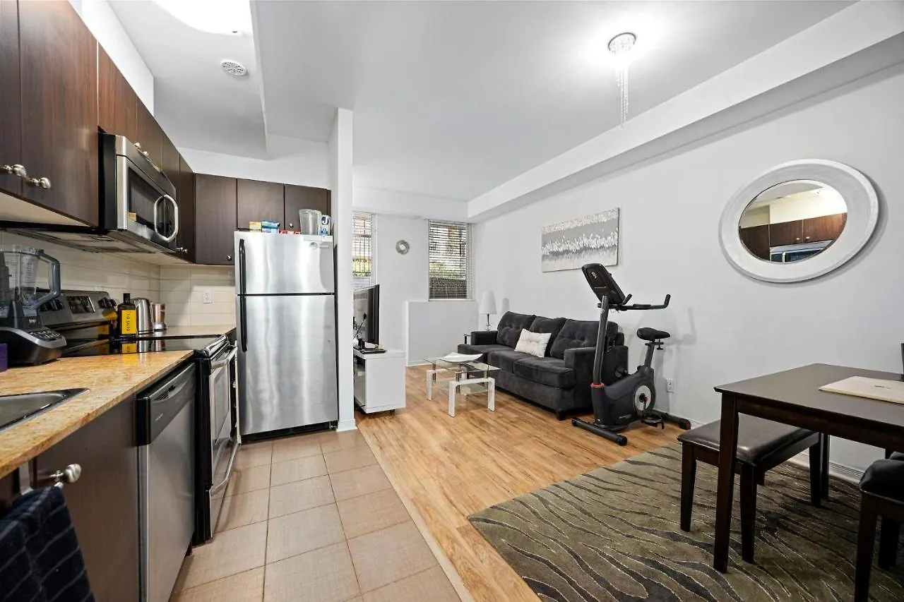 Beautiful Townhouse Near Yorkdale Mall, Wilson Subway Apartment Toronto 0*,  Canada