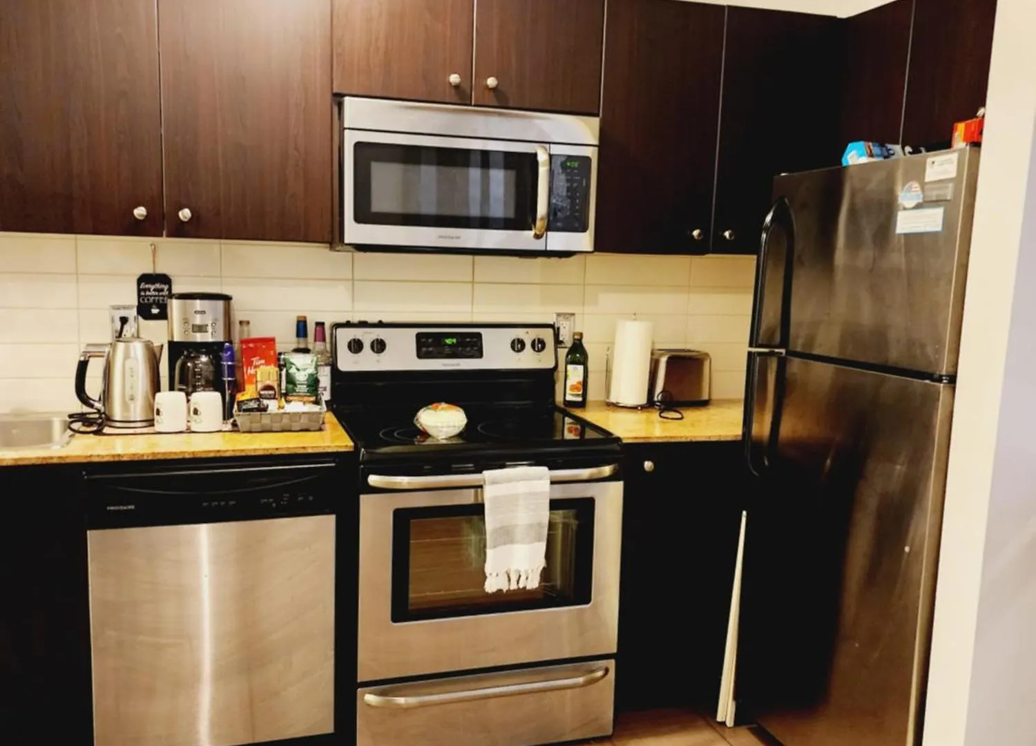 Beautiful Townhouse Near Yorkdale Mall, Wilson Subway Apartment Toronto 0*,  Canada